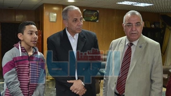 لطفل عمر اثناء تكريمه