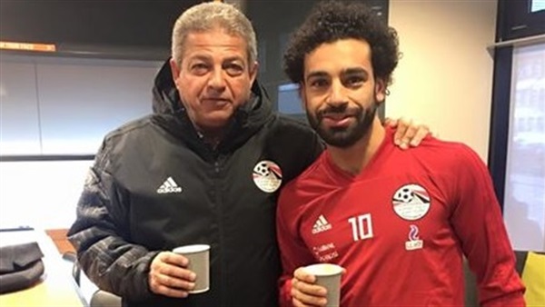 وزير الشباب مع محمدصلاح