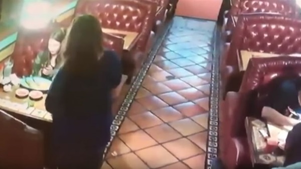 شابة تسرق بقشيش