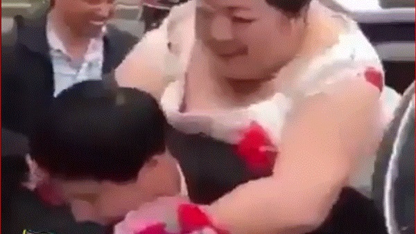 عريس يحمل عروسته