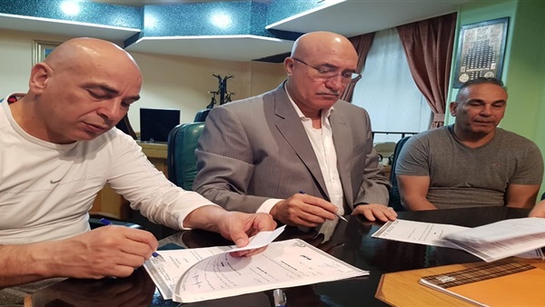 حسام حسن يجدد مع