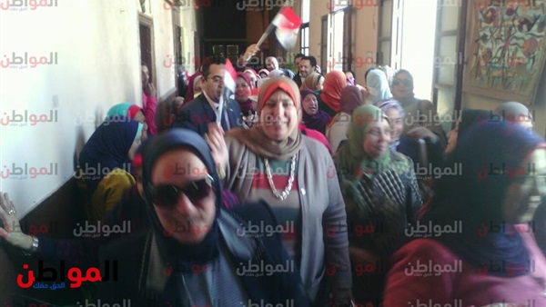 حشد نسائى بأعلام