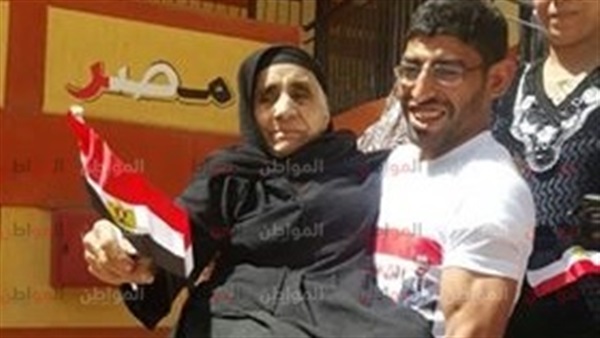 شاب مصري يحمل المستقبل