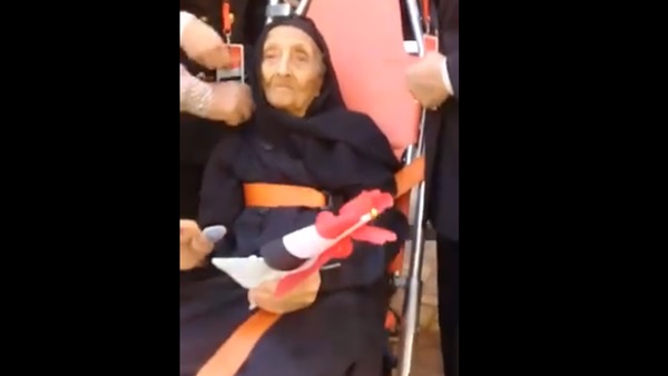 رغم عجزها.. سيدة