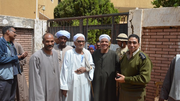 توافد أهالي أسوان
