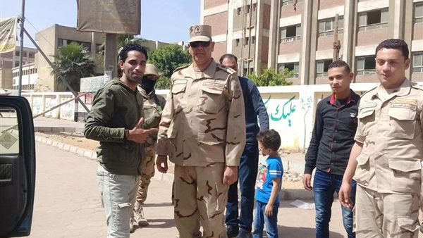 ناخبي شبرا يلتقطون