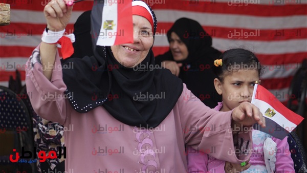 امرأة من الجيزة ترفع