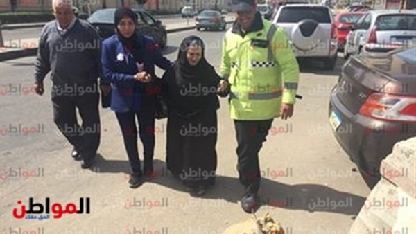 سيدة بين شابين..