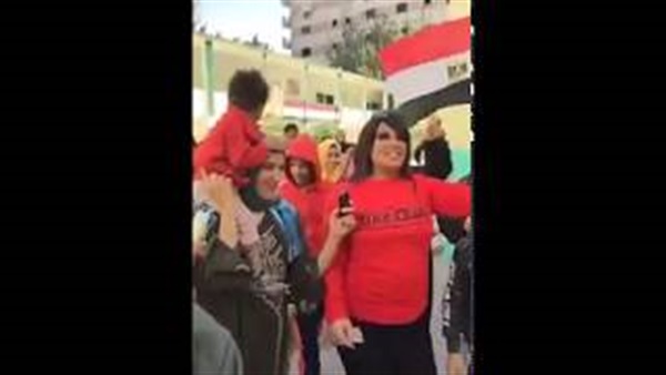 فيفي عبده ترقص في