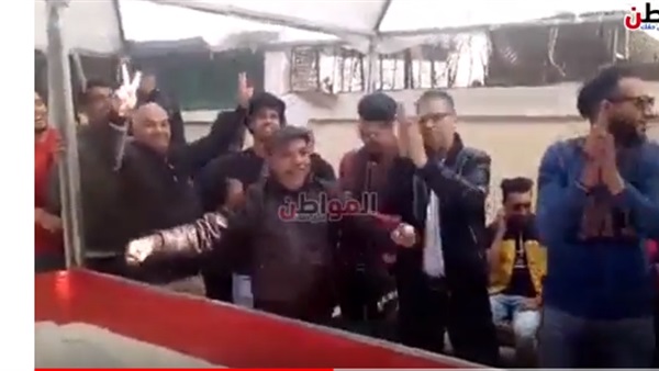 طوابير امام لجان