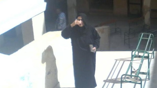 إحدى الناخبات تطلق