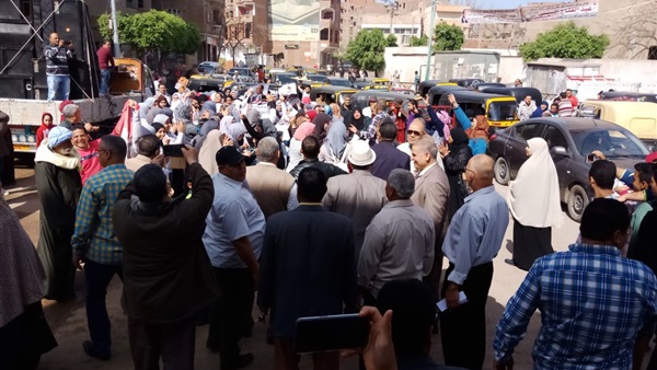 الناخبين أمام اللجنه