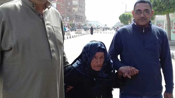 مسنة تدلي بصوتها