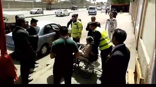 رجال الداخلية تساعد