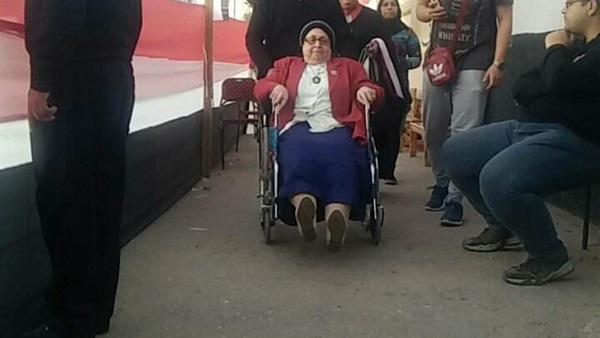 قعيدة تدلي بصوتها