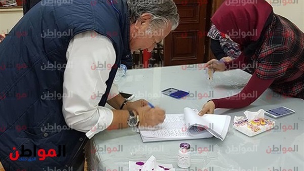 حسين فهمي يدلي بصوته