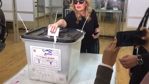يسرا تدلي بصوتها