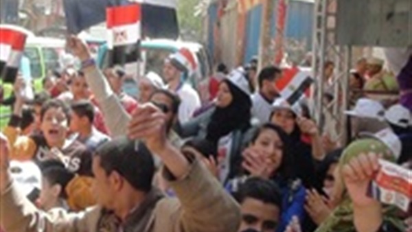 المواطنون أثناء المشاركة