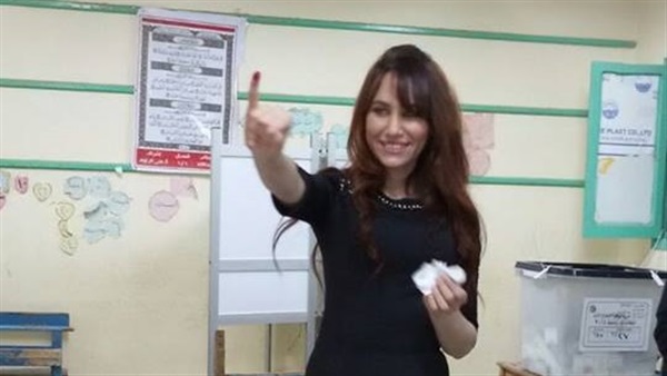 دينا عبدالعزيز