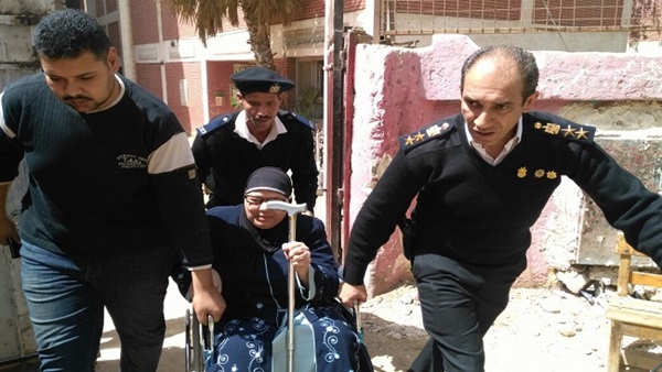 رجال الشرطة يساعدون