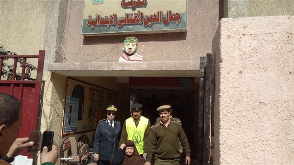 رجال الشرطة يساعد