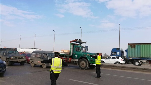 رجال المرور في الشارع
