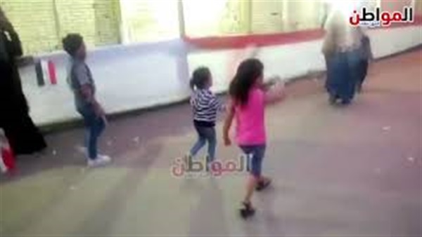 الأعلام في أيدي الأطفال