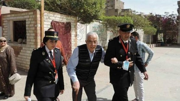 رجال الشرطة يساعدو