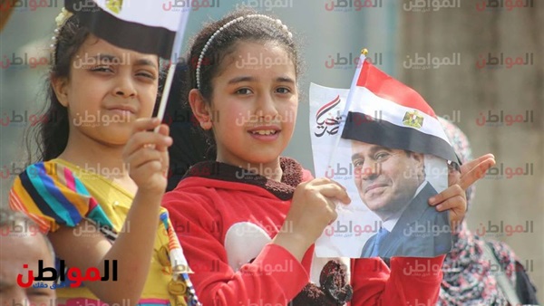 أطفال الناخبين يزينون