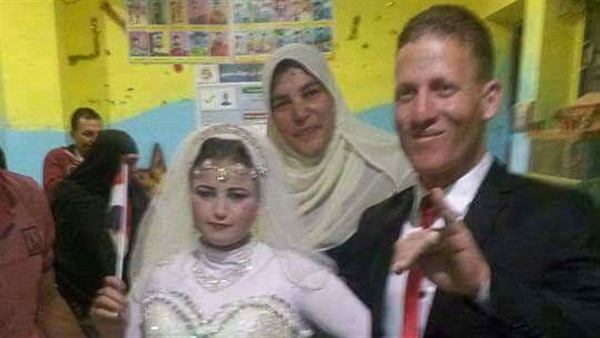 عريس وعروسة يحتفلون