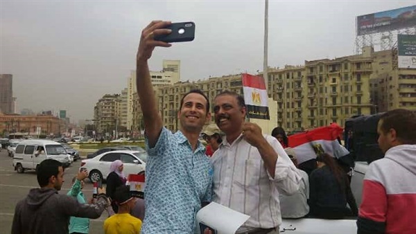 ناخبين يلتقطون السليفي
