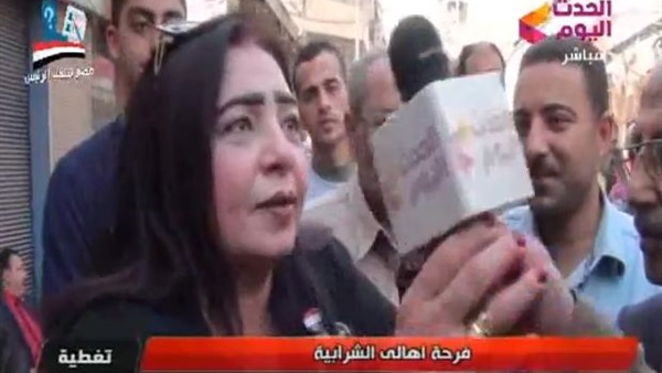 سيدة أمام اللجان