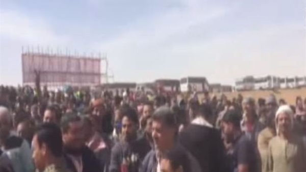 تجمعات عمال مصر أمام