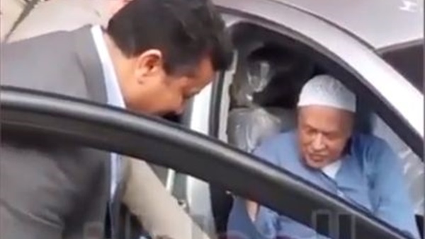 أثناء إدلاء المسن