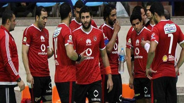 لاعبي الاهلي للكرة
