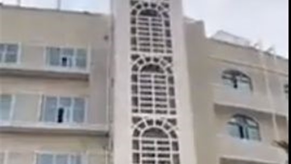 شاب يقفز من فوق أعلى