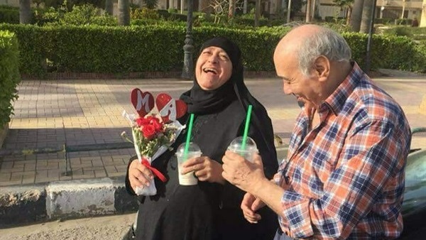 رجل مسن و زوجته يشعلًان