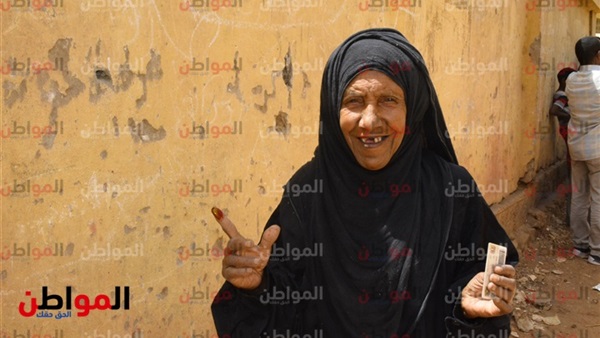 سيدة تدلي بصو تها