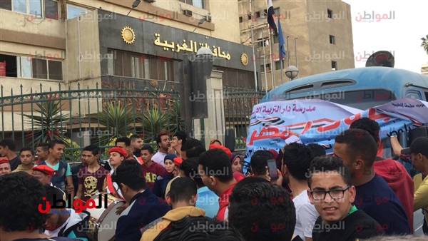 احتفالات المئات