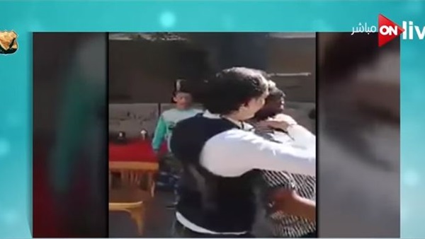 ساحر يجسد مشهد ذبح