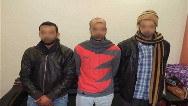 ضبط 3 أشخاص