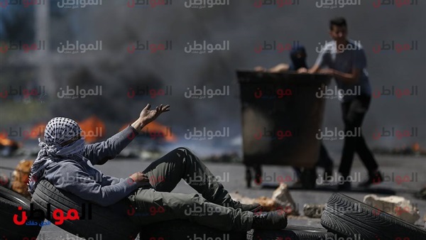شاب يستهزء بالاحتلال
