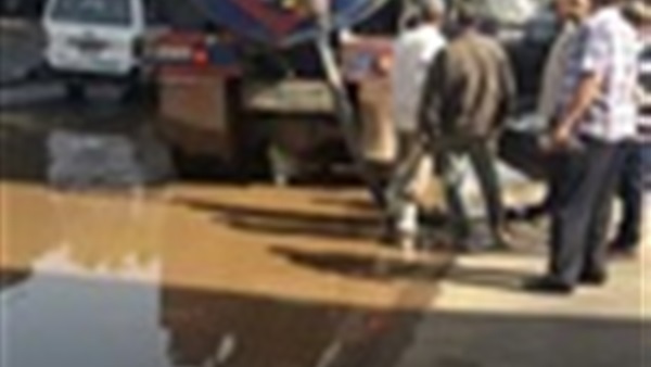 ماسورة مكسورة بطريق