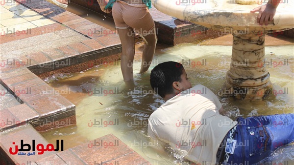 أحد الأطفال يسبح