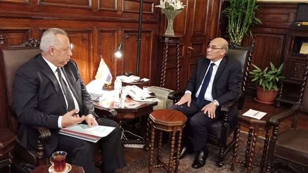 وزبر الزراعة ومحافظ