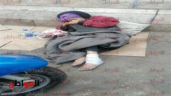 مسنة أمام مسجد السيدة