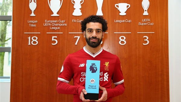 محمد صلاح مع جائزة