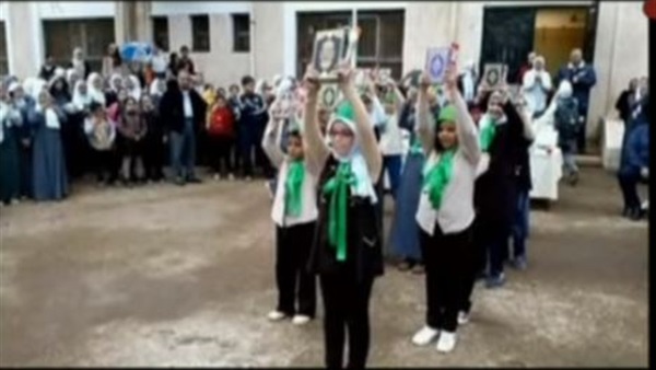 رفع الطلاب للمصاحف