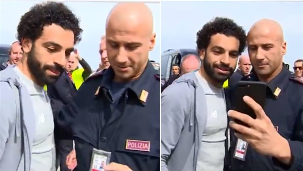 شرطي يلتقط صورة مع