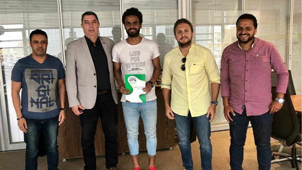 أحمد السباعي مع مسئولو